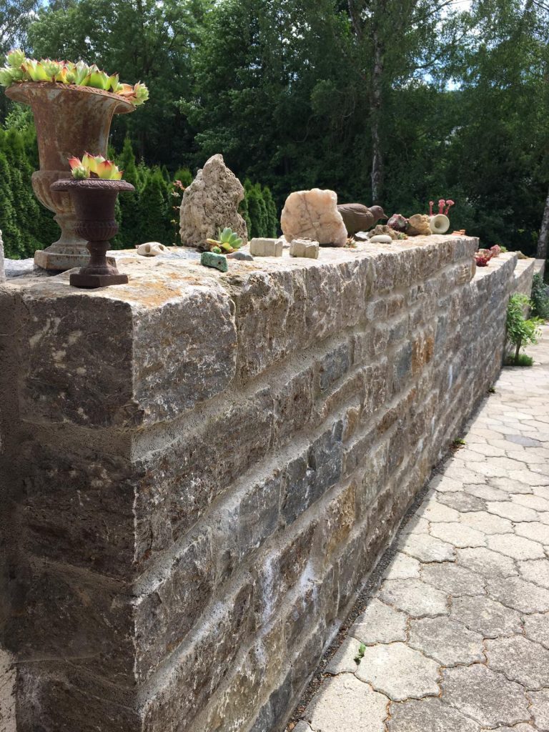 Natursteinmauer abgetreppt