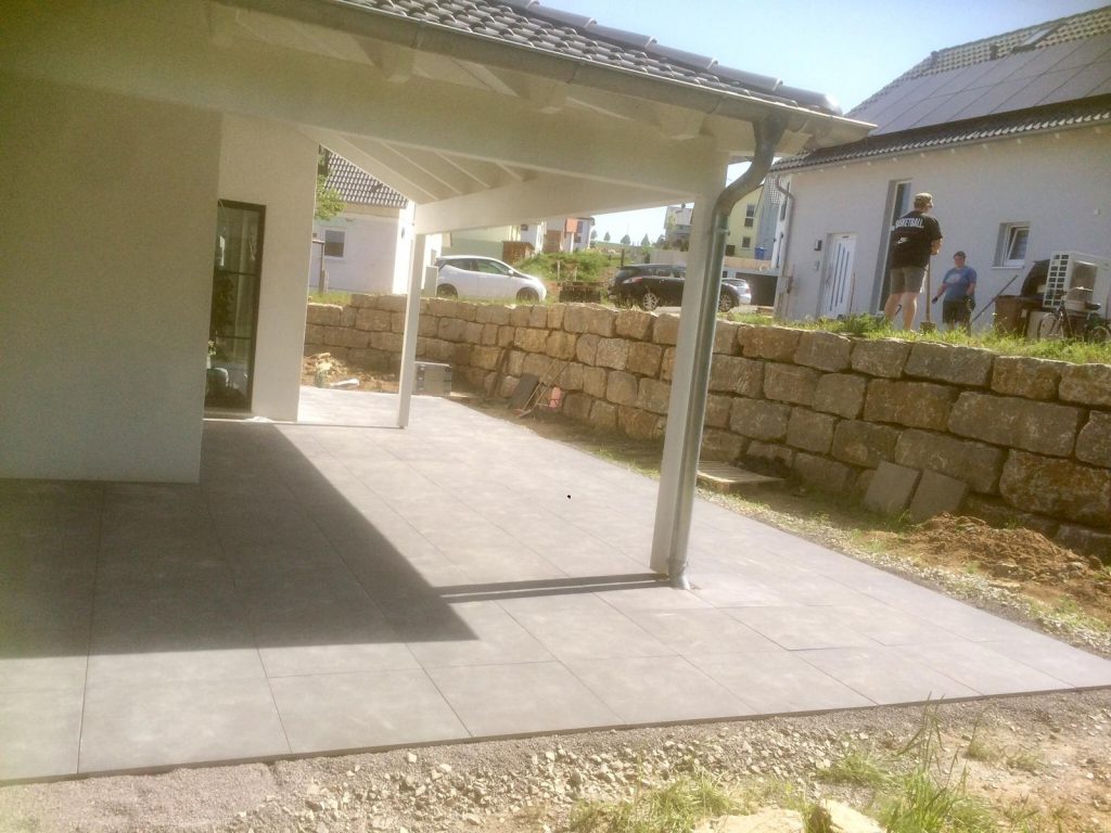 Terrasse und Natursteinmauer