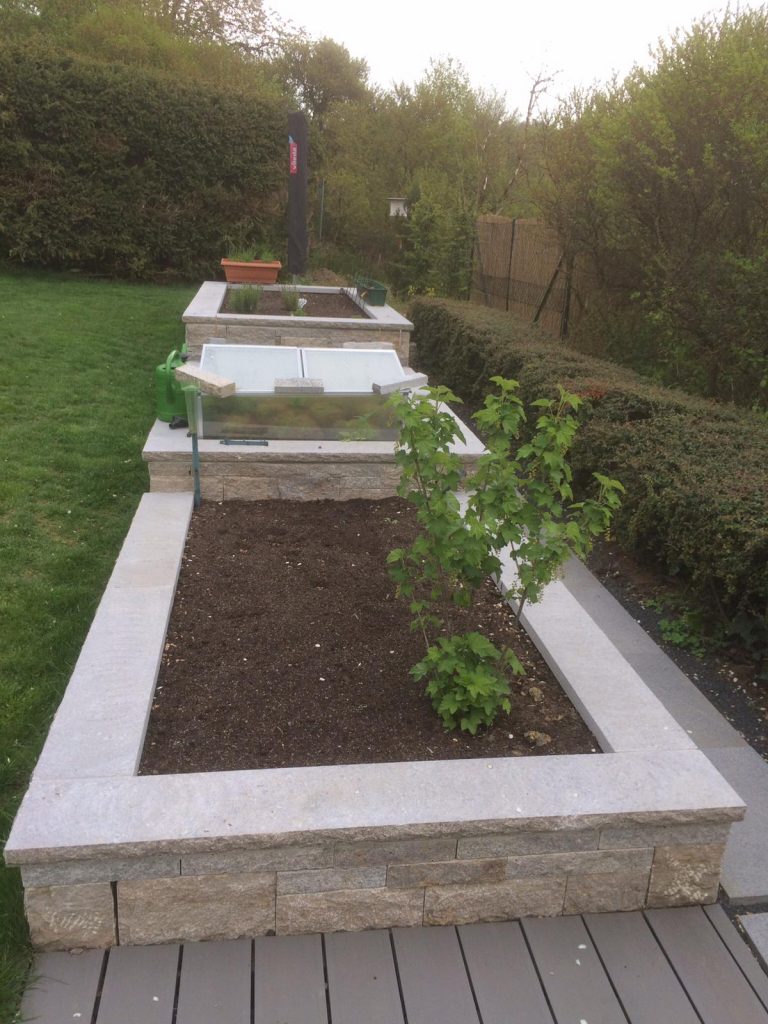 Gartenbeet Naturstein